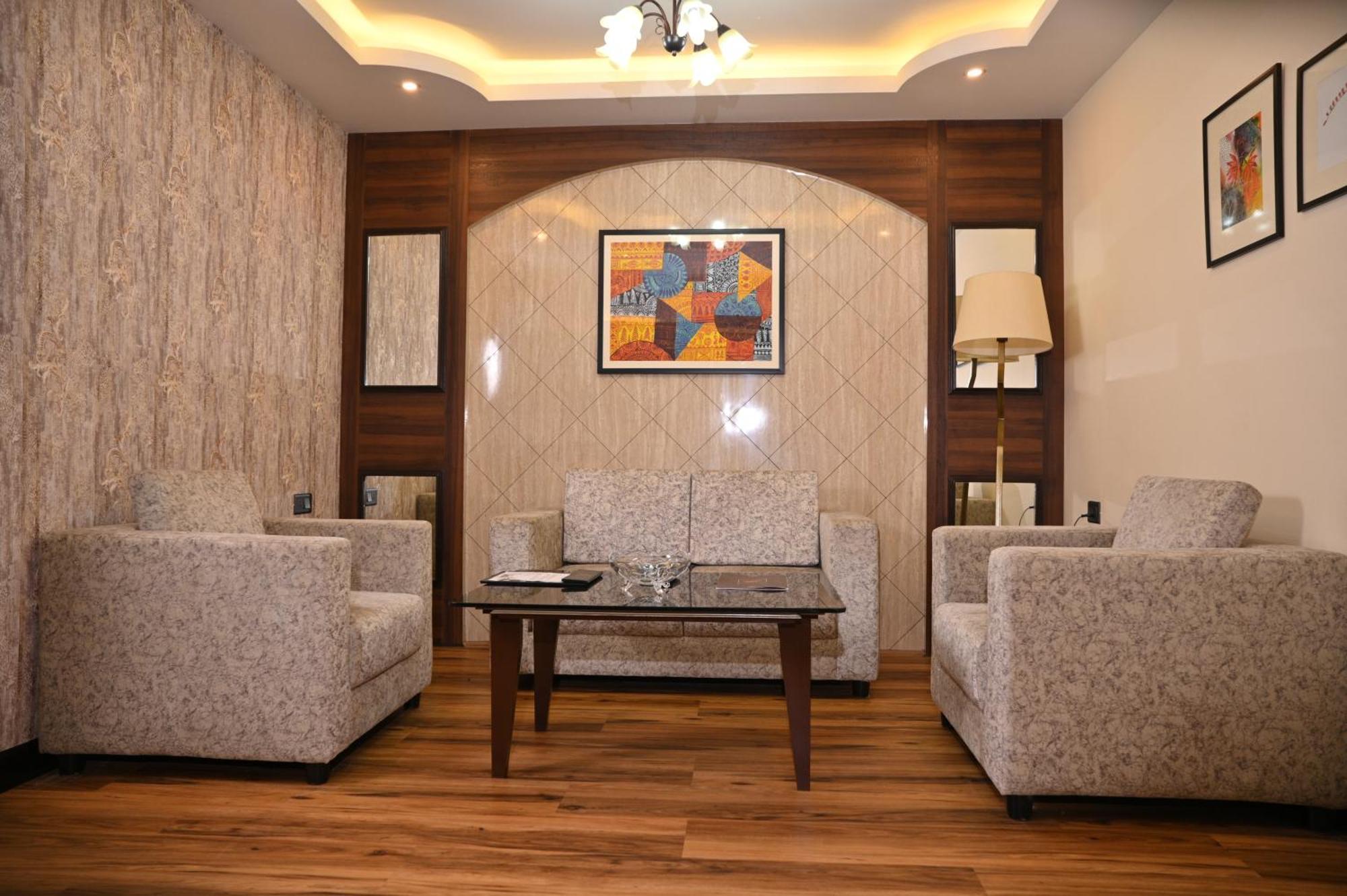 Отель Golden Retreat Baharampur Экстерьер фото