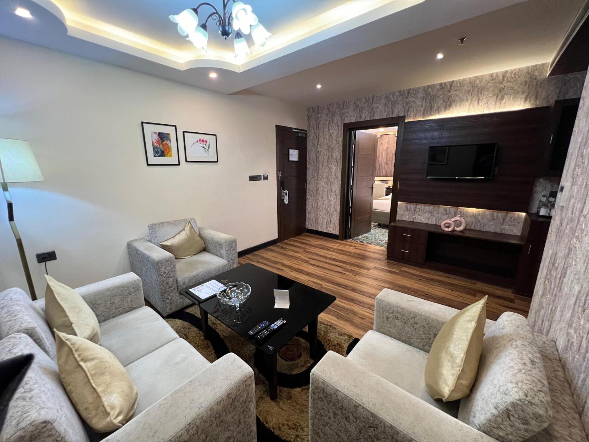 Отель Golden Retreat Baharampur Экстерьер фото